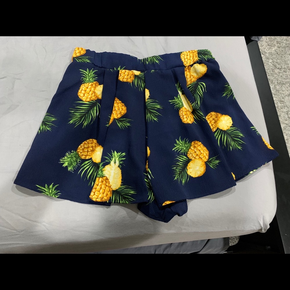 Super cute shorts with pineapple print!Super comfy